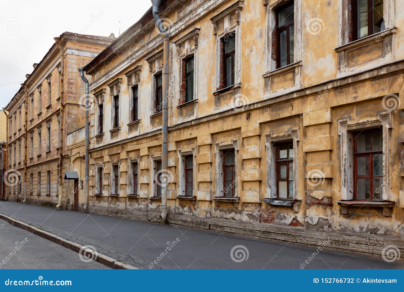 Casa Velha Sombrio Casas Escuras Com Janelas Escuras E Uma Fachada De  Desmoronamento Foto de Stock - Imagem de perspectiva, casa: 152766732