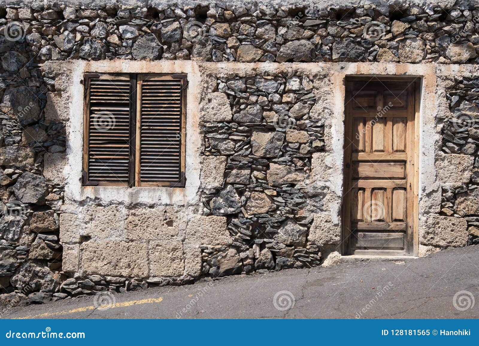 Casa Vieja Con La Puerta De Madera Y La Fachada De Piedra Natural Imagen de  archivo - Imagen de roca, antigüedad: 128181565