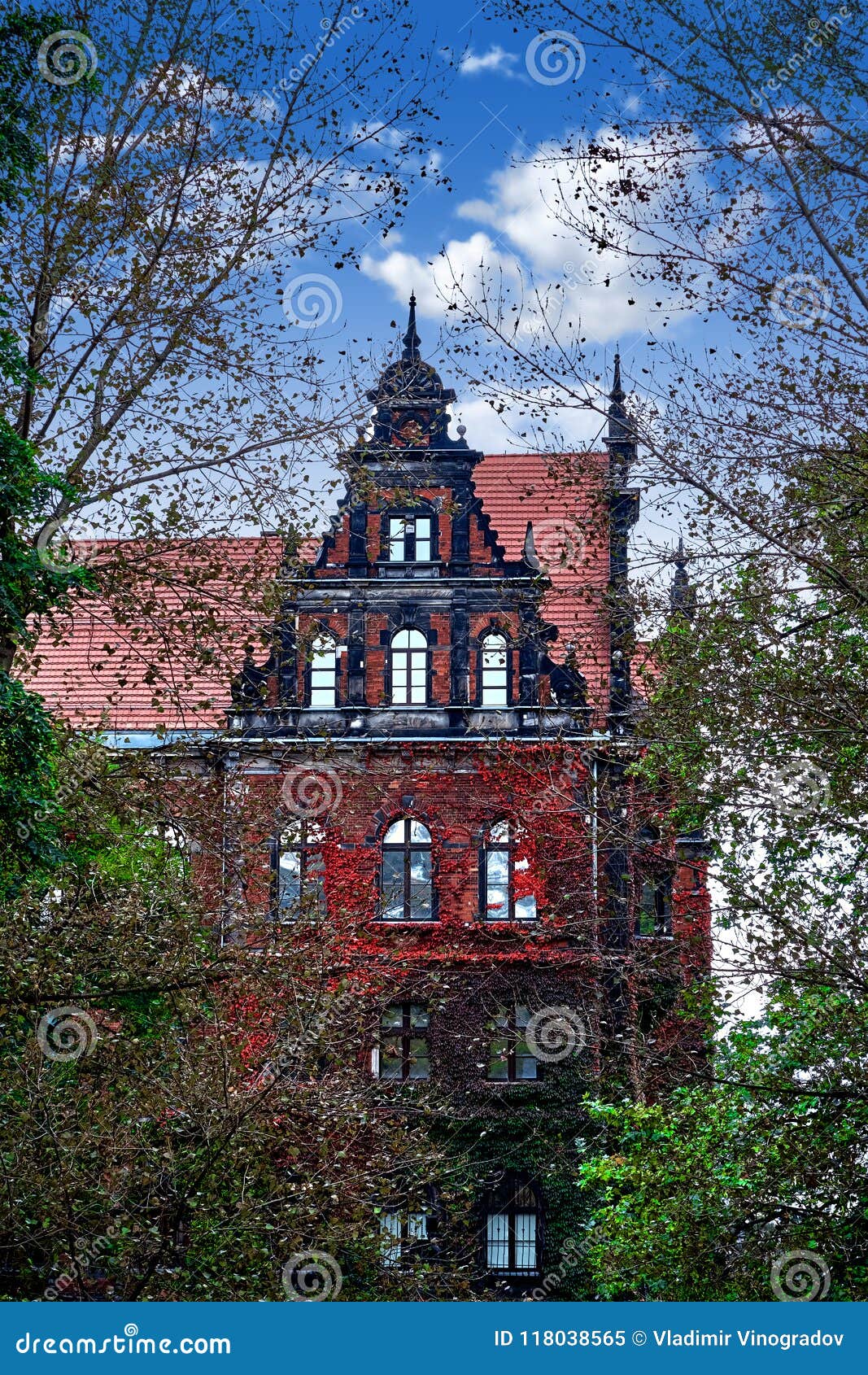 Casa vieja espeluznante contra el cielo azul