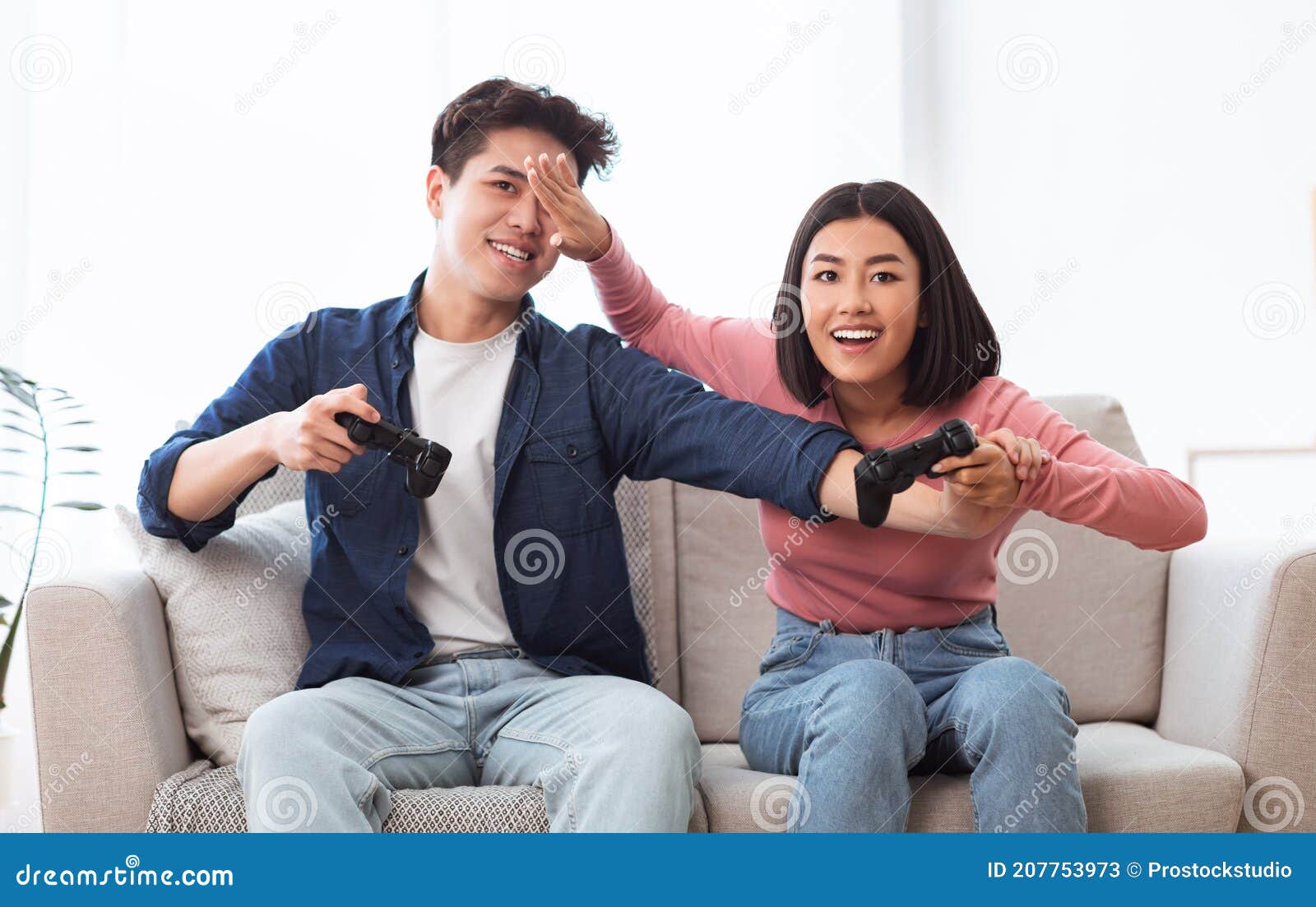 Casal Asiático Jogando Videogames Juntos Namorada Ganhando Jogo Em Casa  Imagem de Stock - Imagem de jogar, assoalho: 197507369