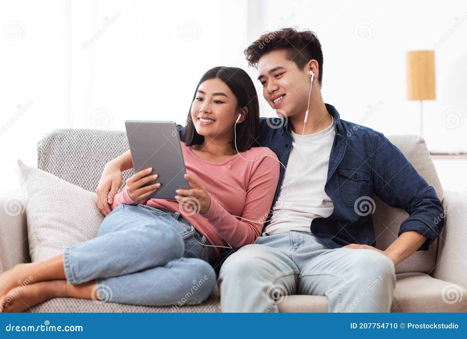 Alegre namorado e namorada jogando videogame para ganhar. casal