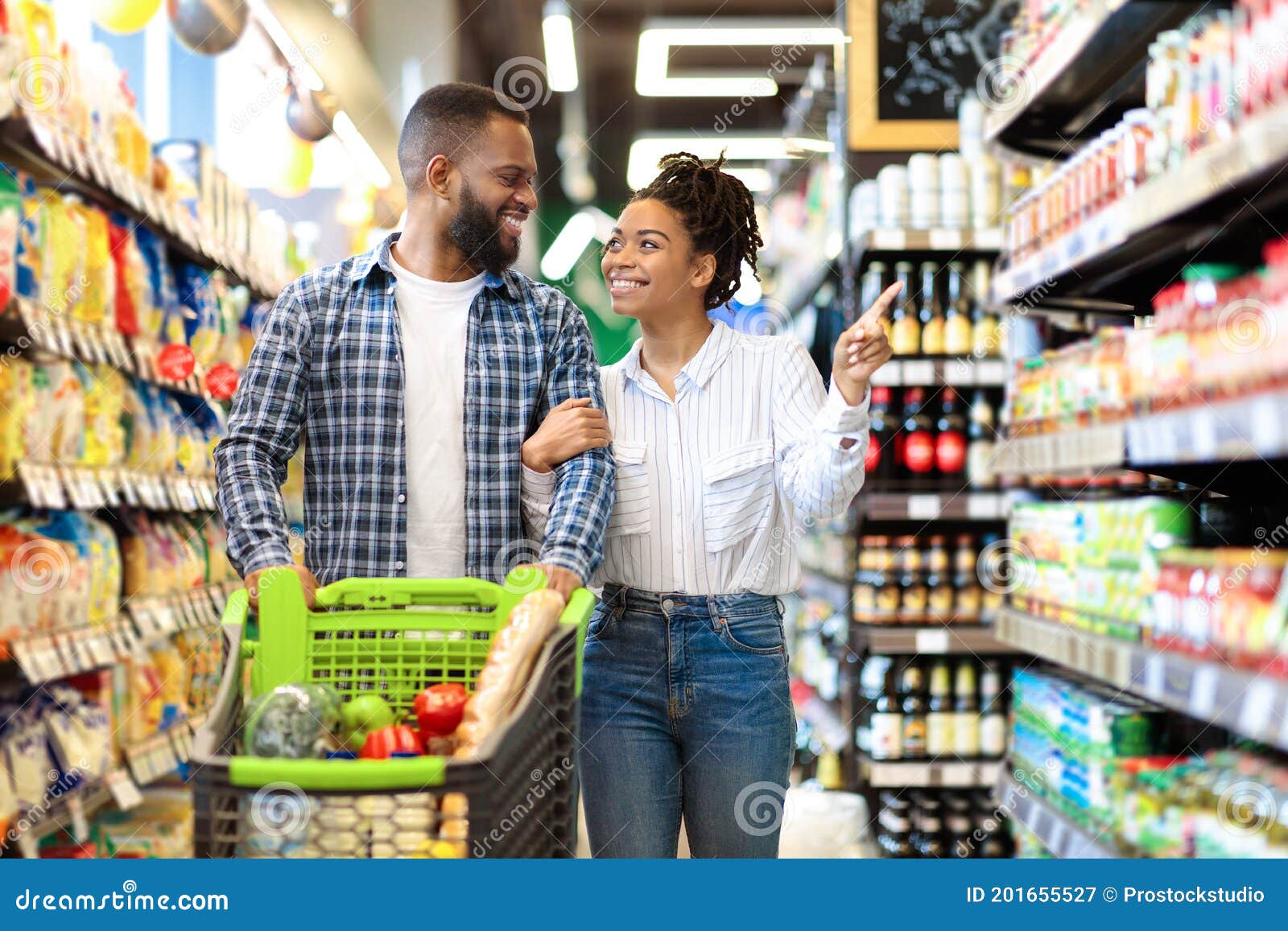 Casal feliz família muçulmana em compras de supermercado