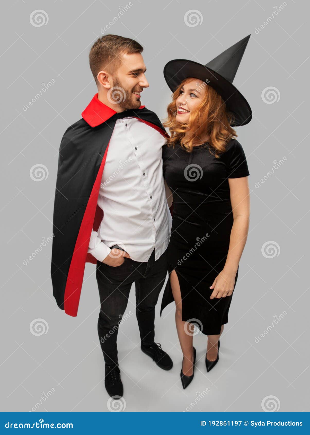 Casal De Fantasias De Bruxa E Vampiro De Halloween Imagem de Stock - Imagem  de halloween, pares: 192861197