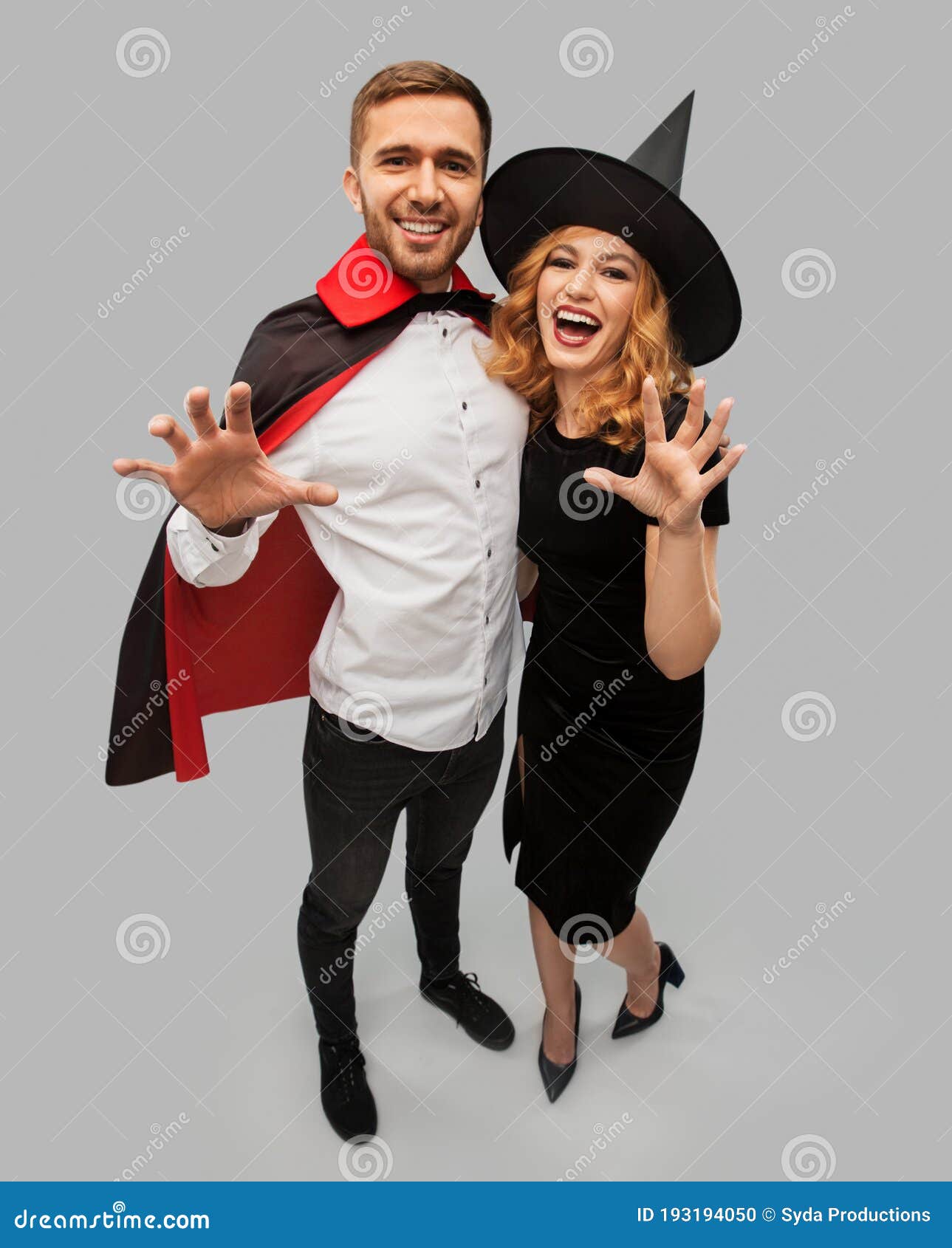 Casal De Fantasias De Bruxa E Vampiro De Halloween Imagem de Stock - Imagem  de halloween, pares: 192861197