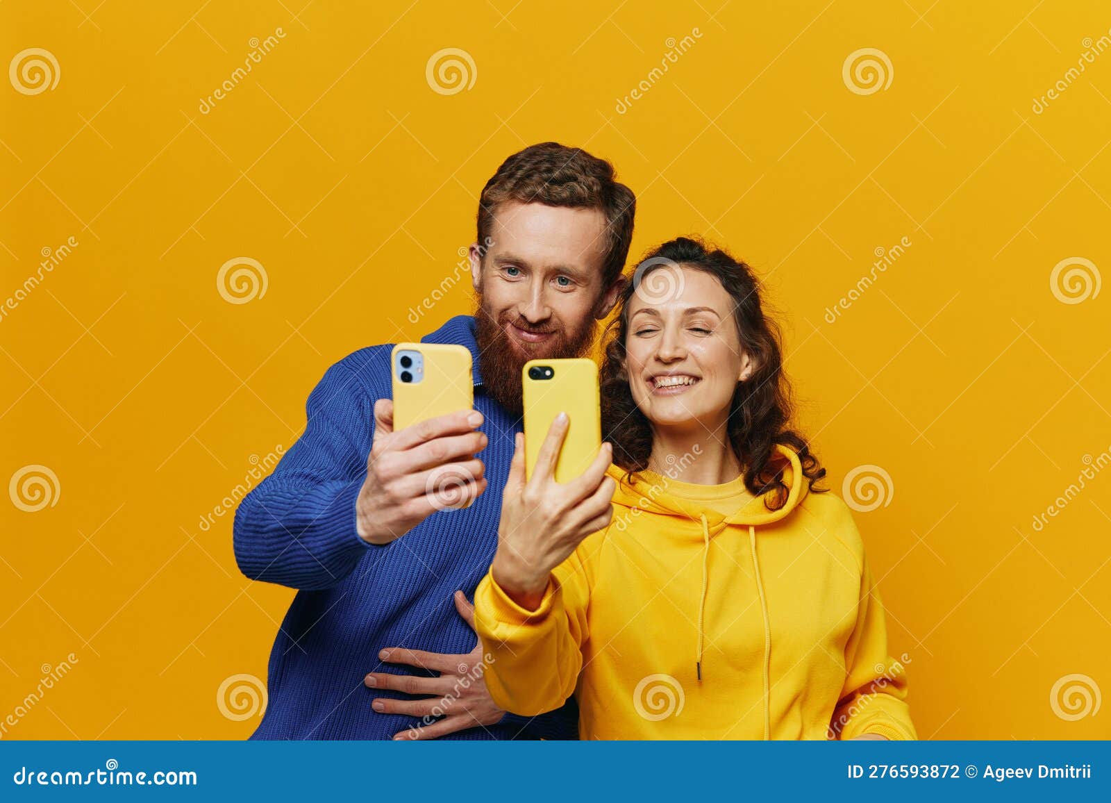 Casal De Homens E Mulheres Sorrindo Alegremente Com O Telefone Na Mídia  Social Vendo Fotos E Vídeos Em Fundo Amarelo Foto de Stock - Imagem de  branco, tela: 276593872