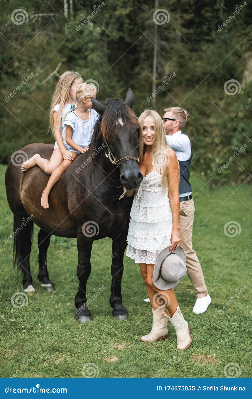 Mulher Bonita Sorrindo Em Frente Ao Cavalo No Pôr Do Sol Imagem de