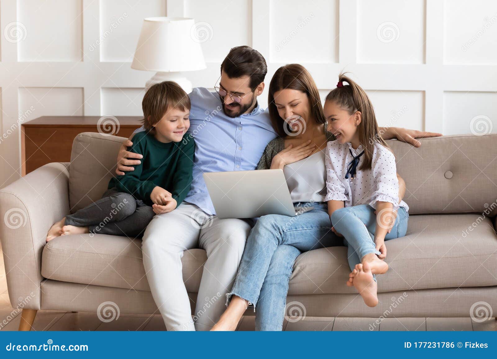 Casal Feliz Abraçando Crianças Irmãos Assistindo Filme De Comédia No  Computador. Foto de Stock - Imagem de povos, compras: 177231786