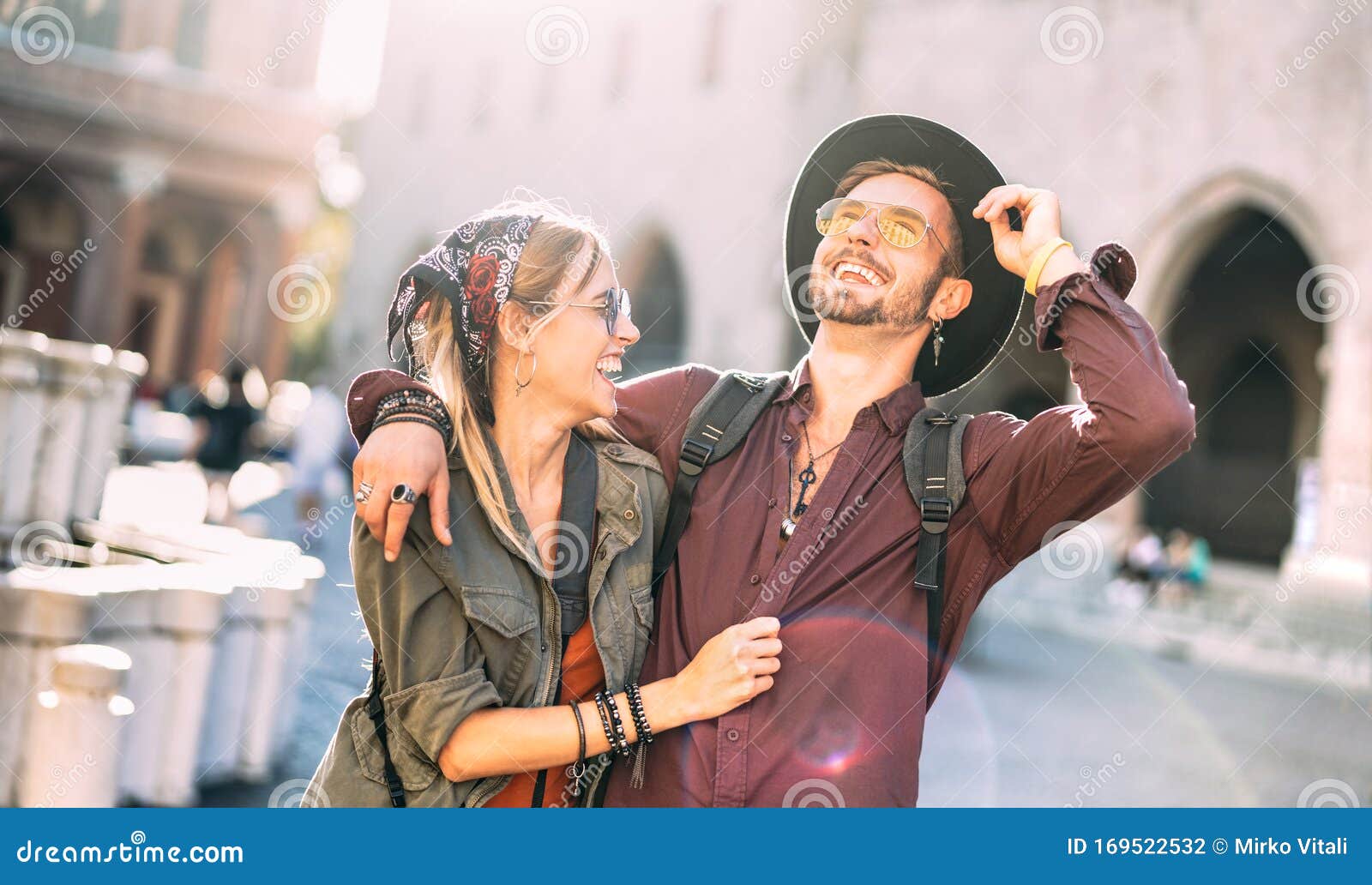 Asiático Novo Casal De Casamento Assistindo Futebol Jogo De