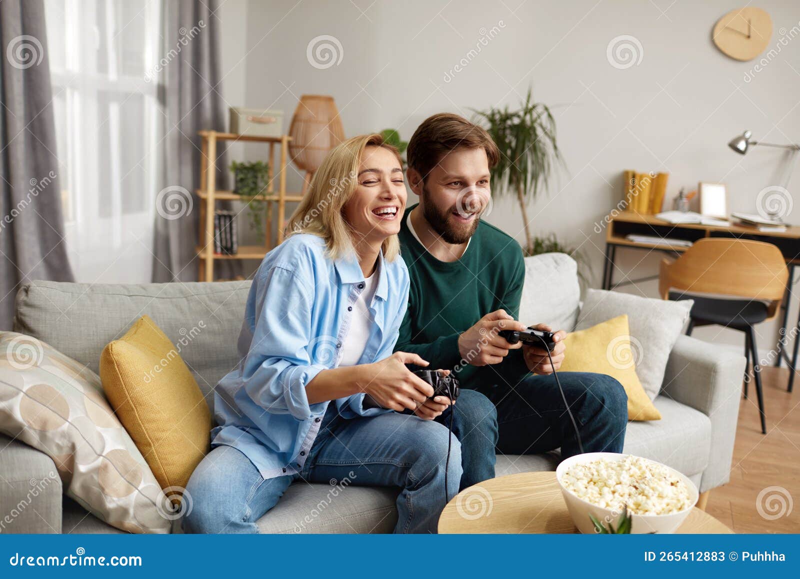 Casal Asiático Jogando Videogames Juntos Namorada Ganhando Jogo Em Casa  Imagem de Stock - Imagem de jogar, assoalho: 197507369