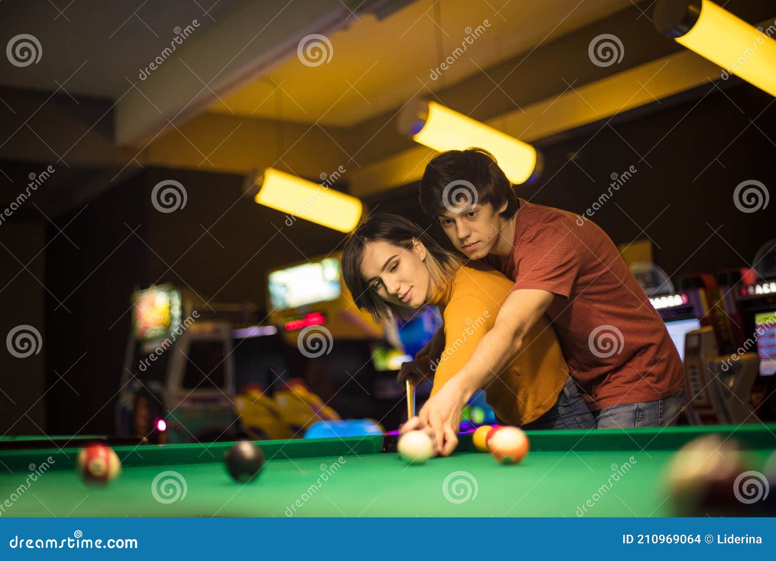 Jovem Casal Em Sala De Bilhar. Namorado Ensinando Sua Namorada a Jogar  Bilhar Imagem de Stock - Imagem de boate, feriado: 212990253