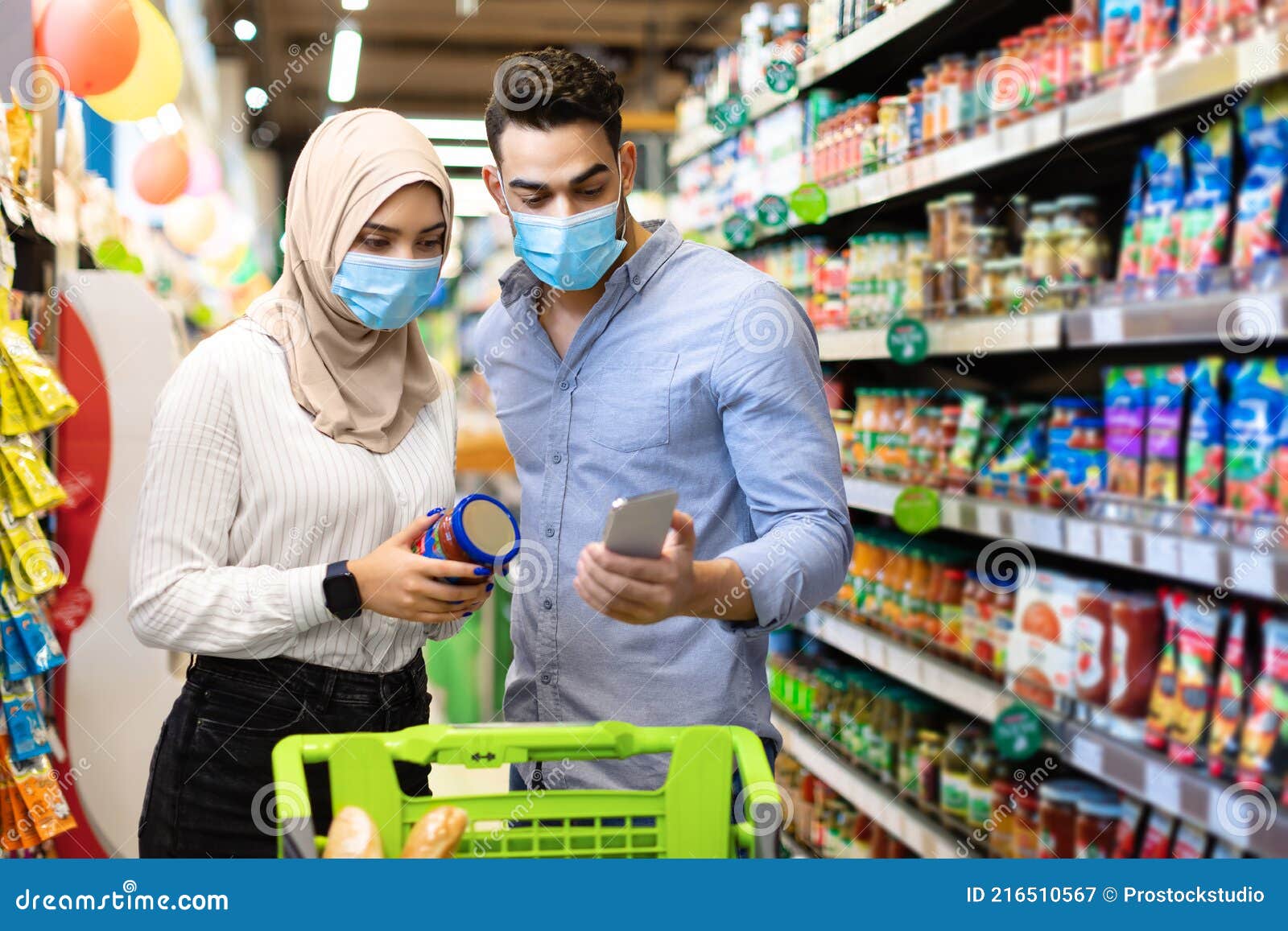 Casal feliz família muçulmana em compras de supermercado