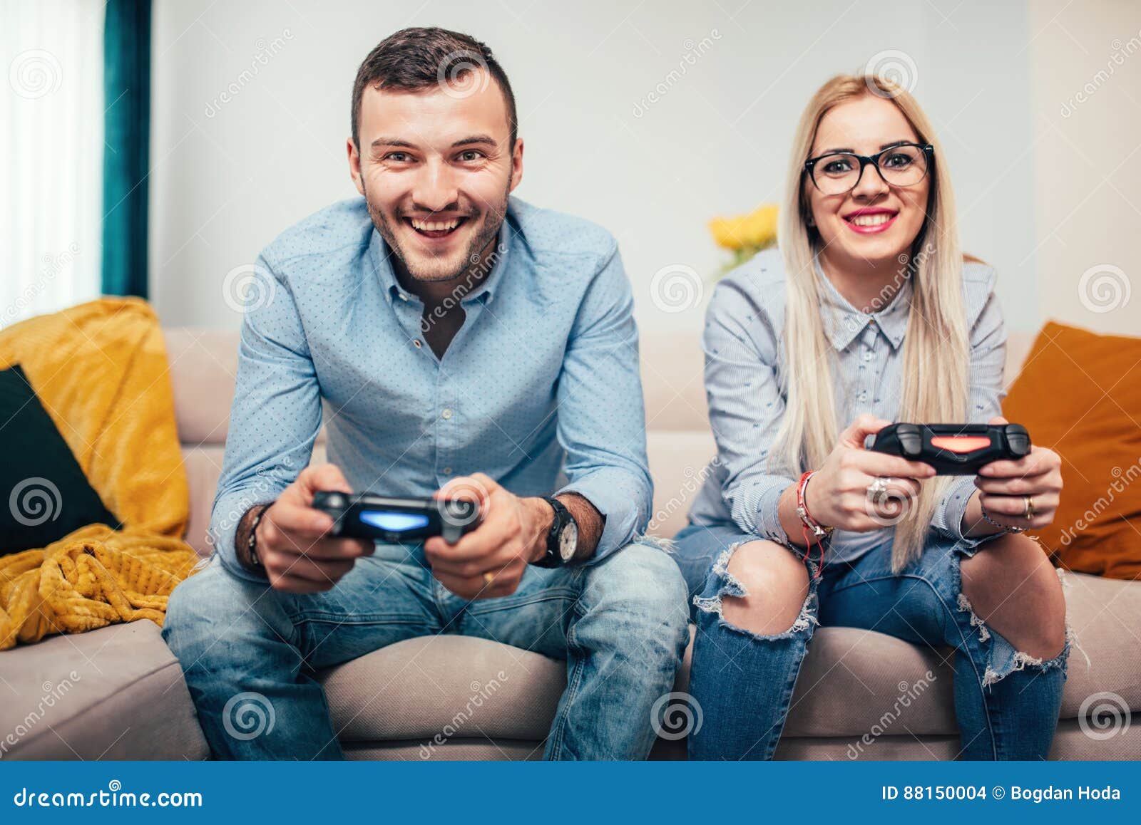 A menina com portátil joga o conceito dos jogos do vício do jogo