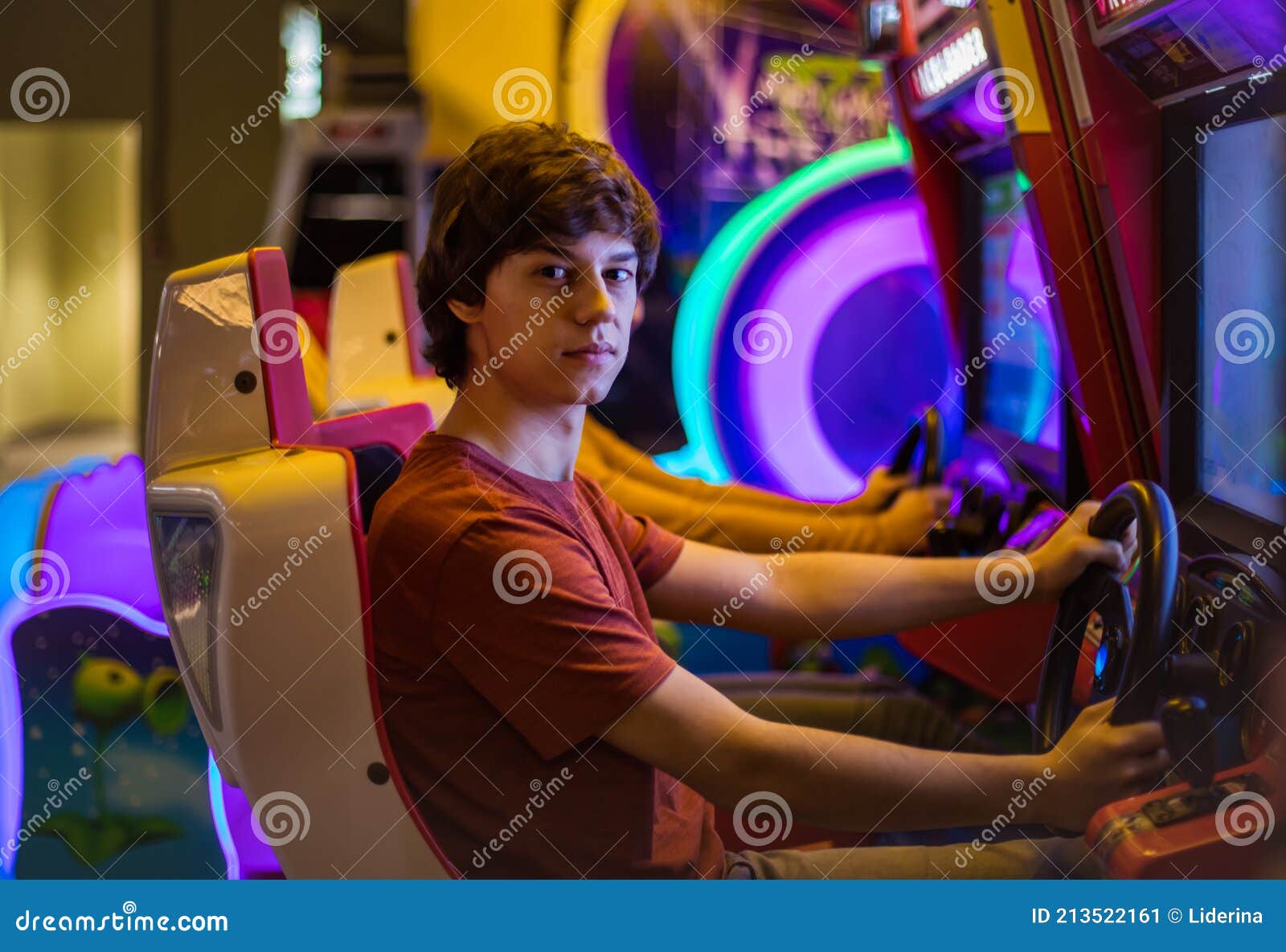 Casal Se Divertindo Na Sala De Jogos. Jogar Um Jogo Imagem de Stock -  Imagem de etnicidade, excitar: 213522161