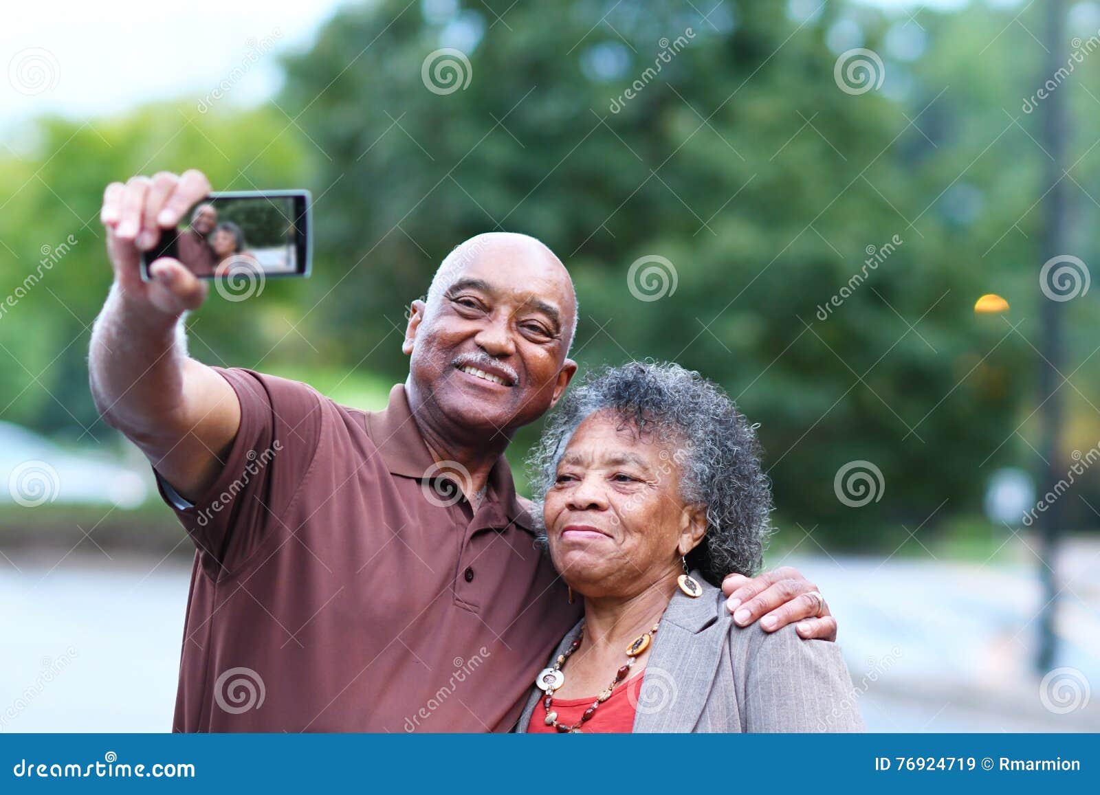 Casal superior. Homem idoso e mulheres afro-americanos que levantam junto