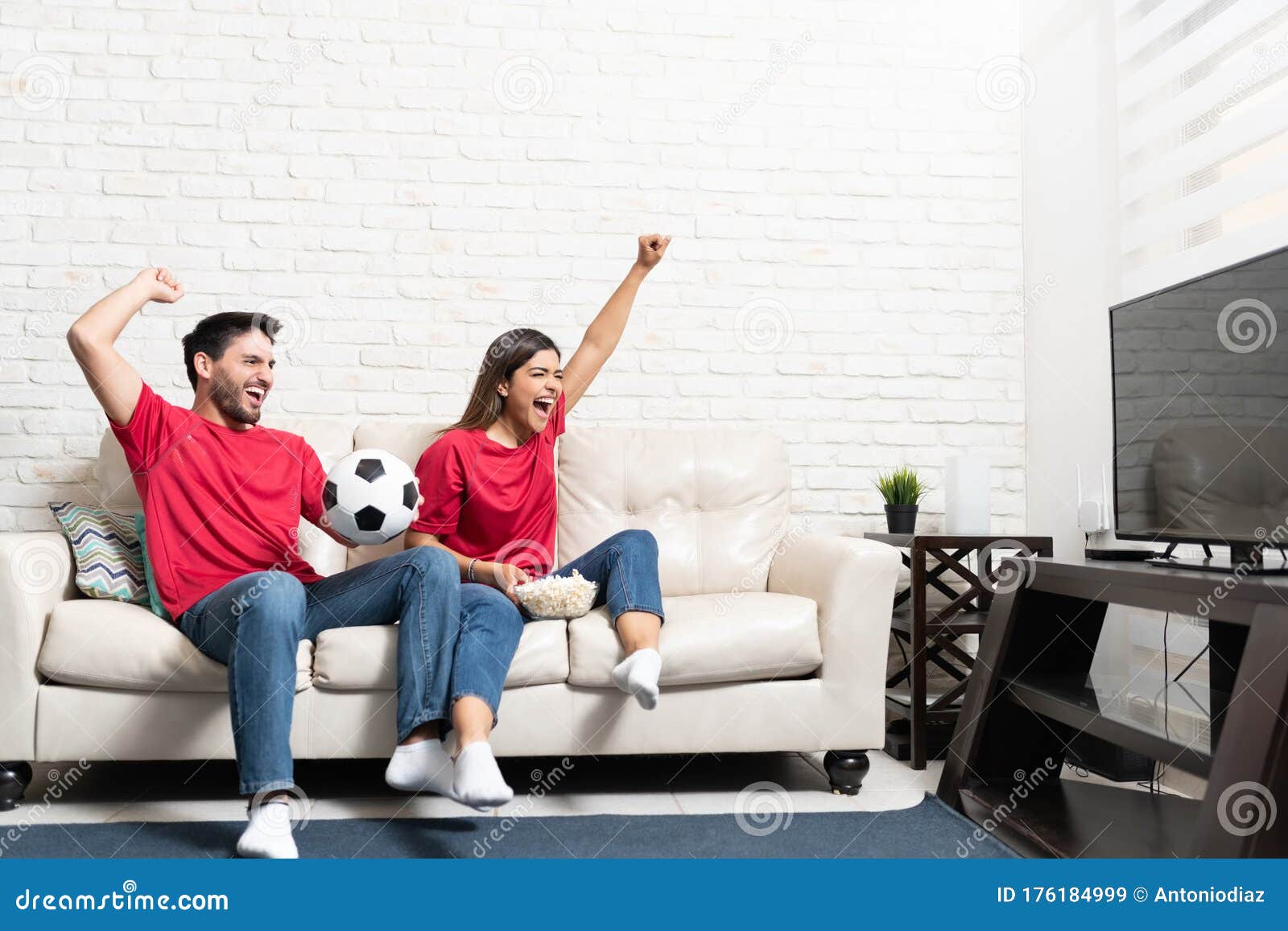 Asiático Novo Casal De Casamento Assistindo Futebol Jogo De