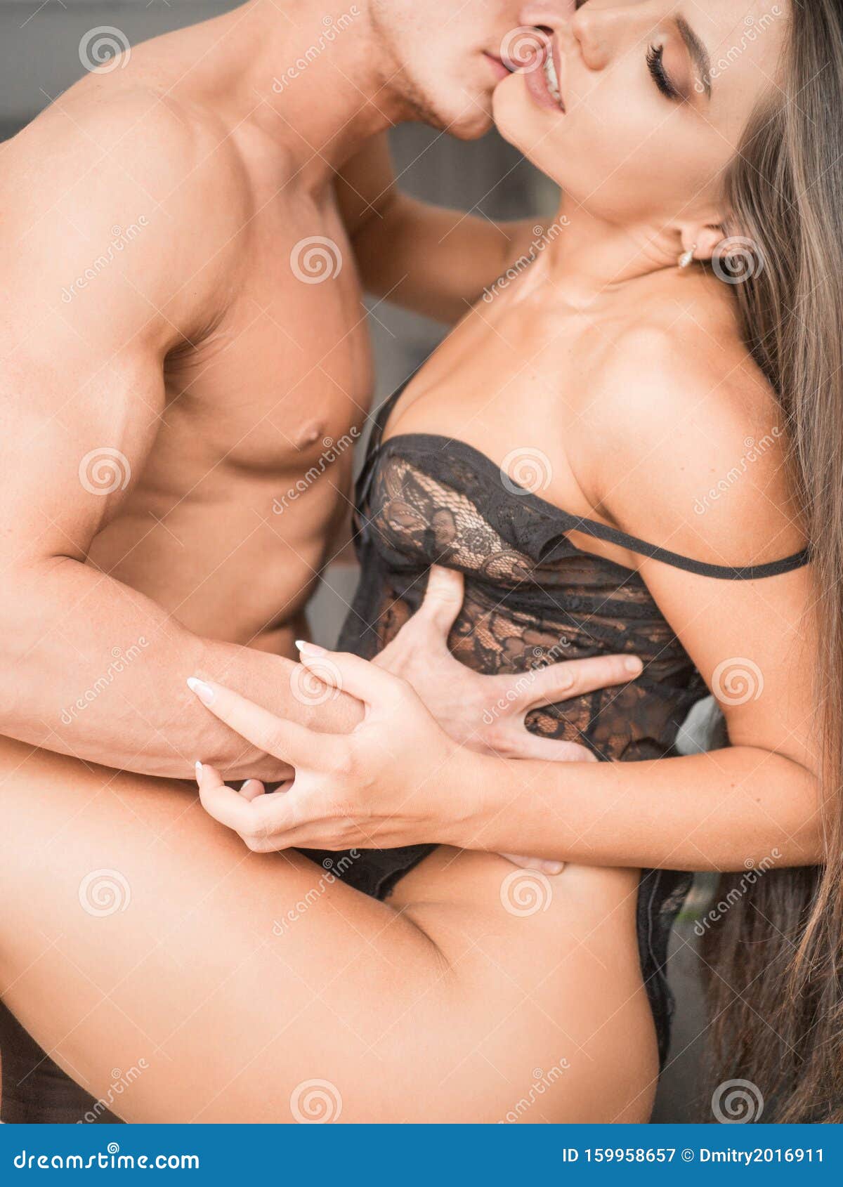 Casal Transando Na Mesa Imagem Recortada Imagem de Stock - Imagem de  sexual, fêmea: 159958657