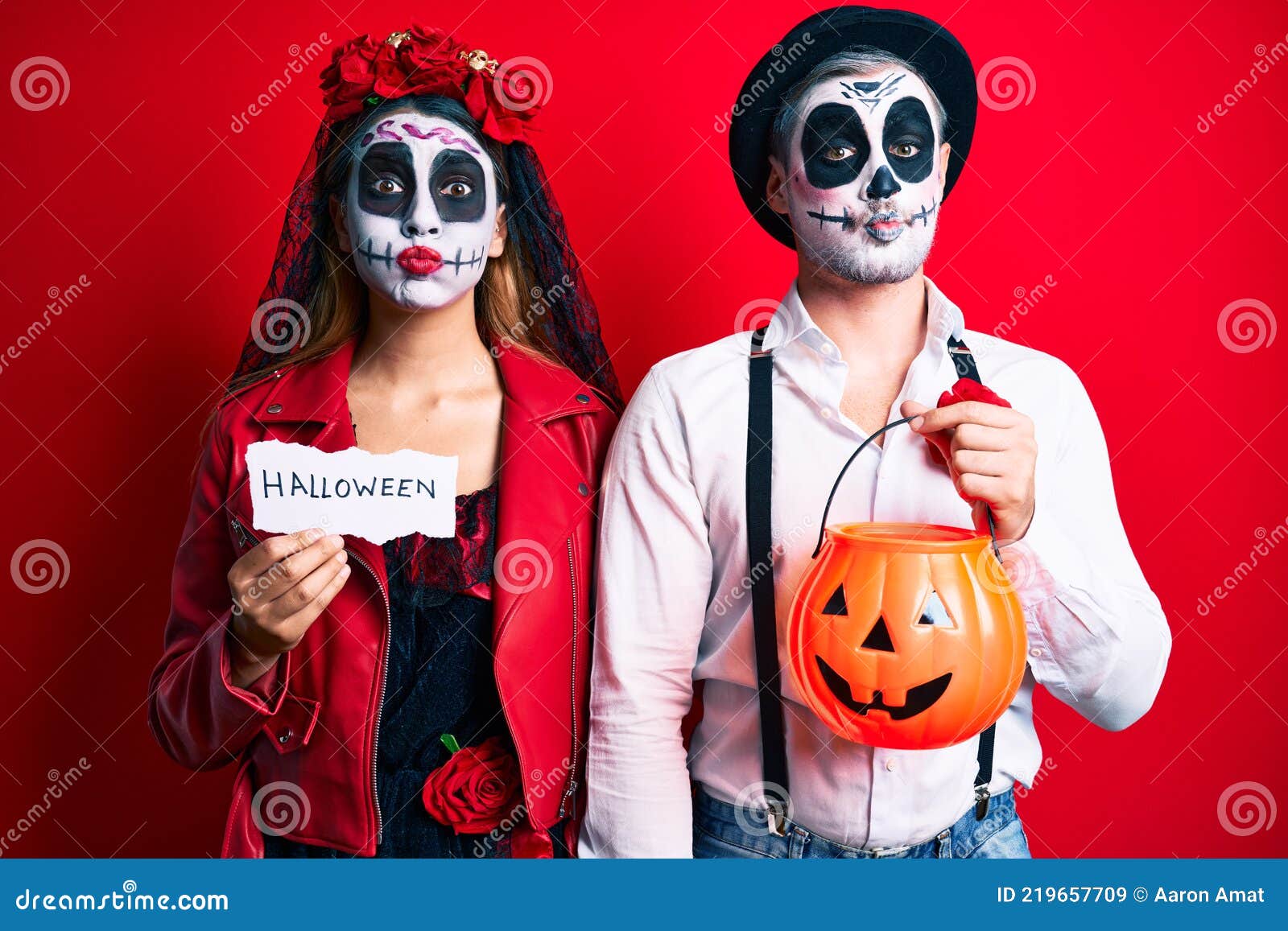 Feche O Retrato Do Halloween De Um Casal Engraçado Casal De Halloween Linda  Mulher Surpreendida Com Chapéu De Bruxa E Fantasia - Foto de Stock - Imagem  de isolado, pares: 161146344