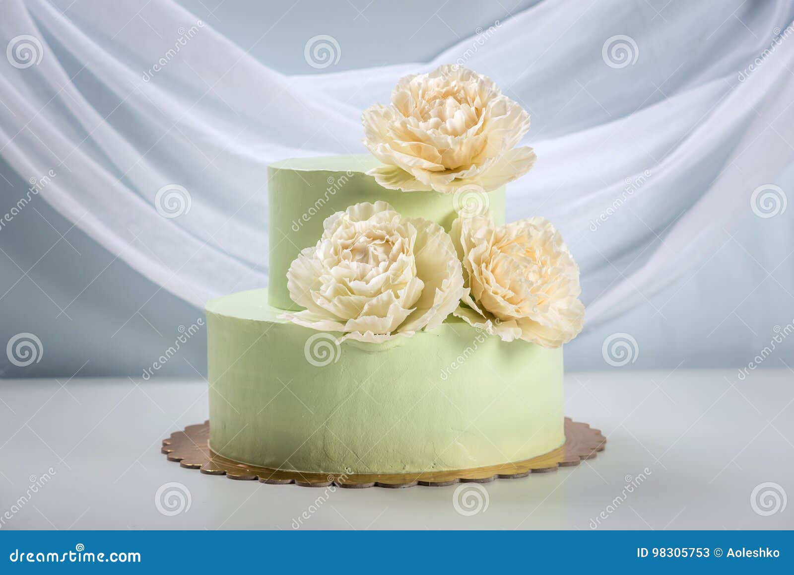 Bolos nus bonitos decorados com macaron e flor rosa em fundo de