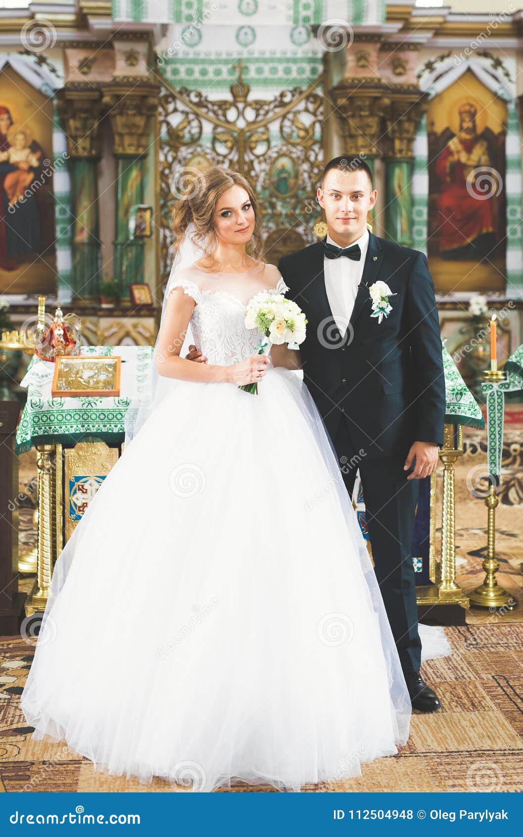 Casandose a La Pareja Permanezca Y El Novio Consigue Casado En Una Iglesia Foto de archivo - Imagen de pares, iglesia: 112504948 Casandose a La Pareja Permanezca Y El Novio Consigue Casado En Una Iglesia Foto de archivo - Imagen de pares, iglesia: 112504948