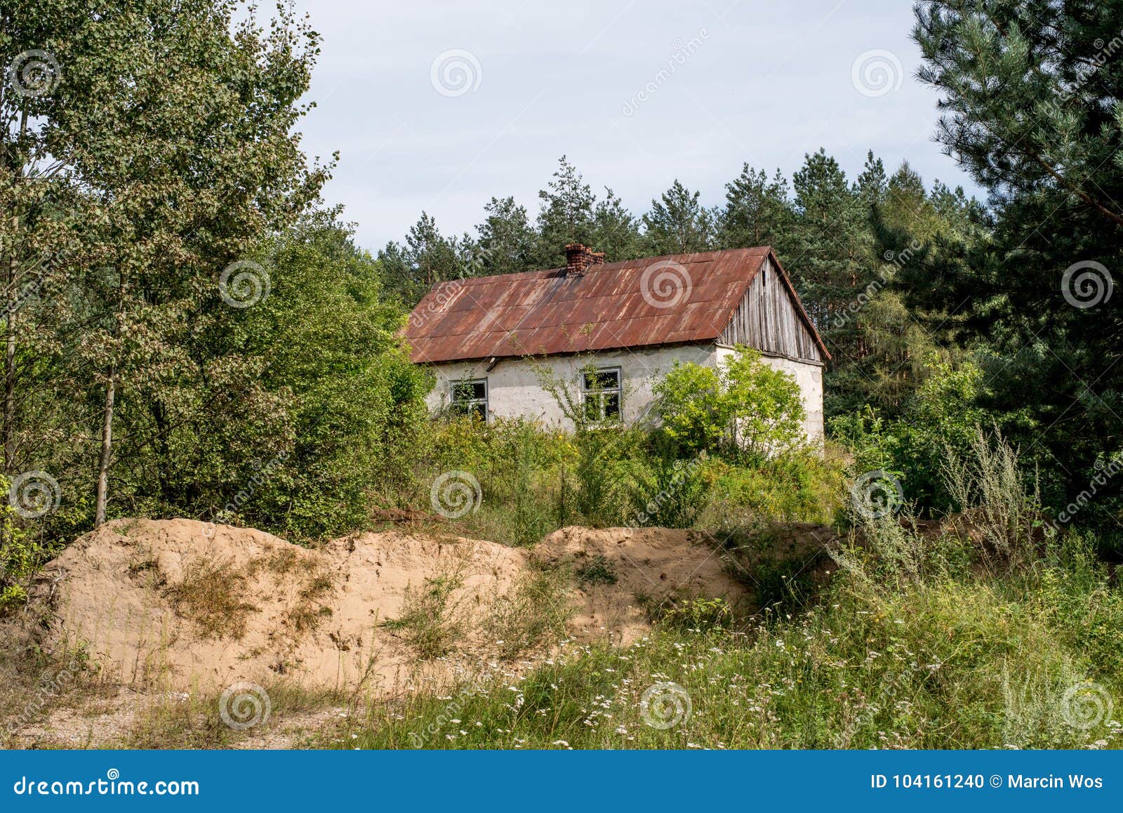 Casas Abandonadas Viejas En El Medio De Un Campo Europa Foto de archivo -  Imagen de verde, sobredimensionado: 104161240