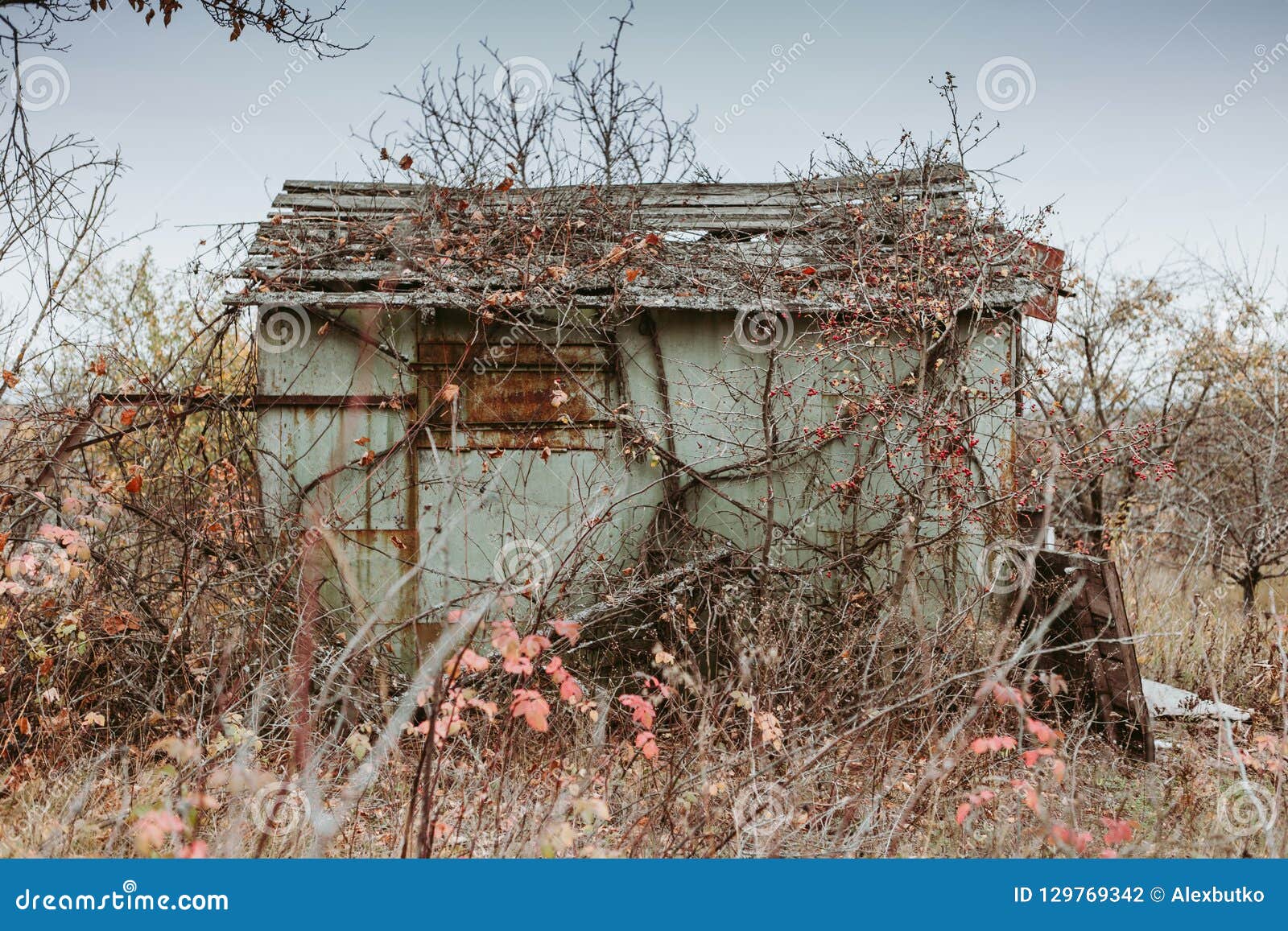 Casas Abandonadas Viejas En El Pueblo Paisajes Del Otoño En Tiempo Nublado  Foto de archivo - Imagen de paisajes, cubo: 129769342