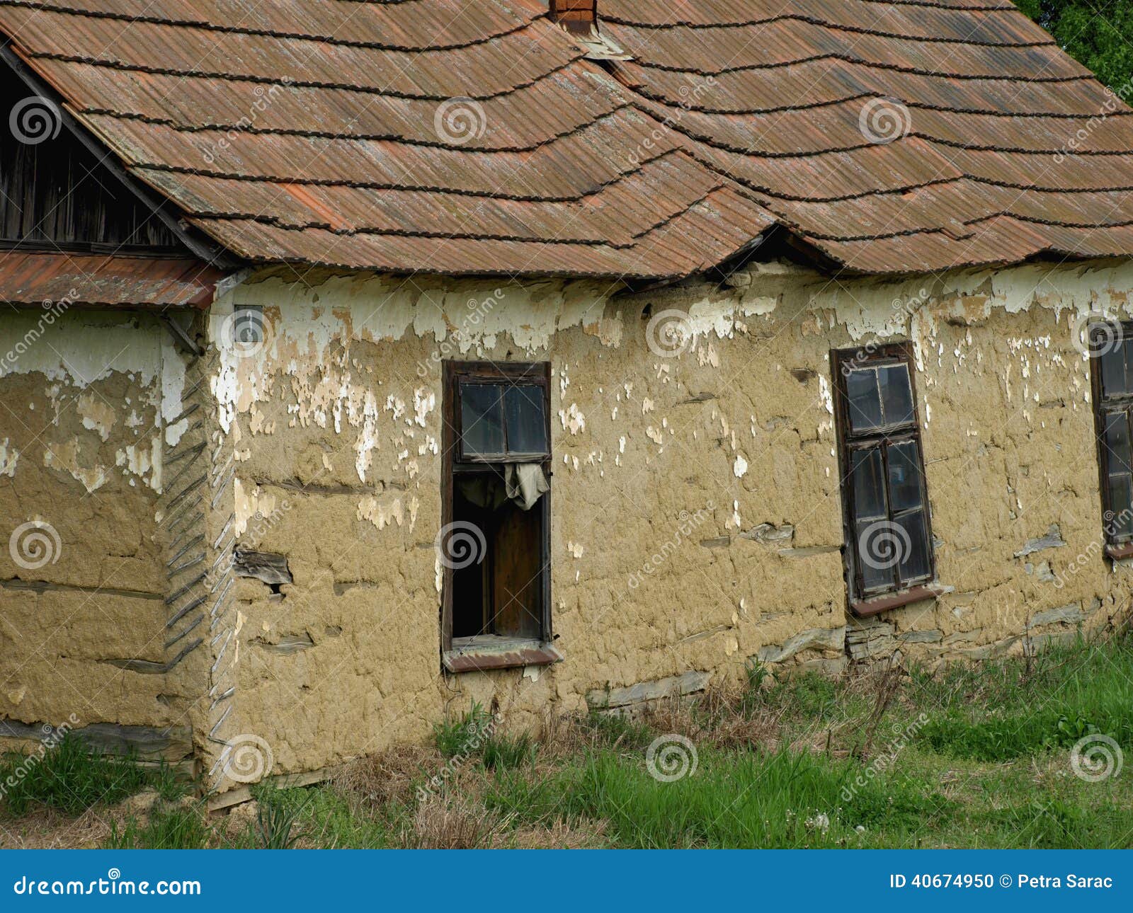 Casas Abandonadas Viejas Hechas?? Del Fango Foto de archivo - Imagen de  croacia, madera: 40674950