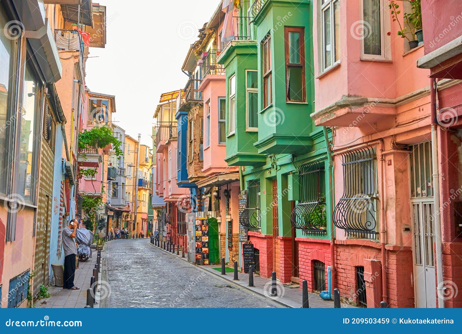 Casas Antiguas De Colores Vivos Y Calles Acogedoras De Distrito Judío En  Estambul Imagen de archivo editorial - Imagen de otomano, europa: 209503459