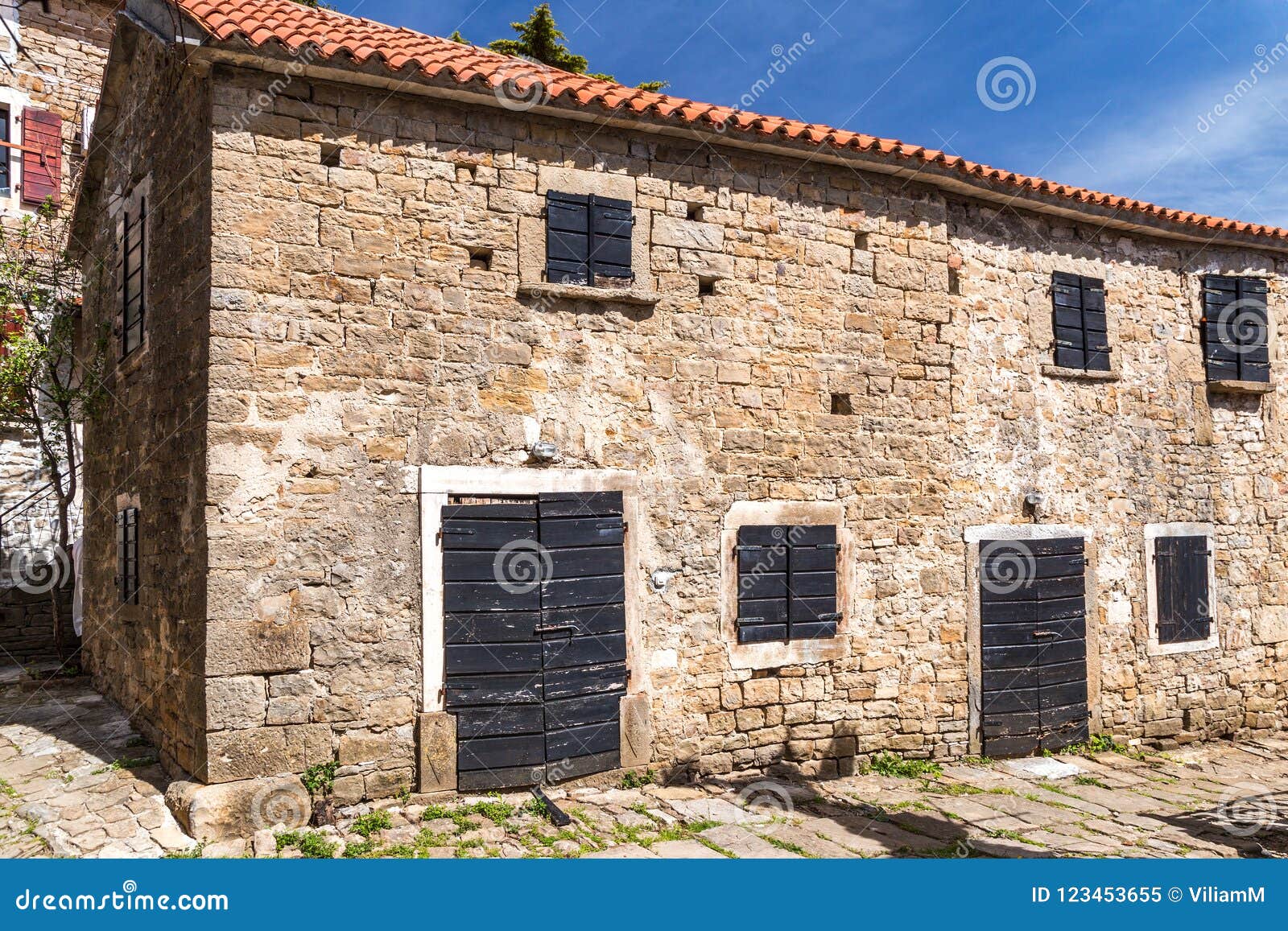 Casas Antiguas En Una Calle De Piedra En El Pueblo De Groznjan, Istria  Imagen de archivo - Imagen de residencial, rural: 123453655