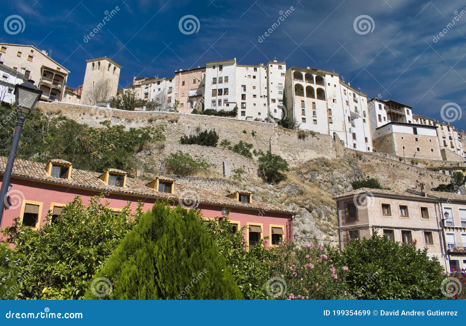 casas blancas y muralla medieval de cuenca, castilla la mancha