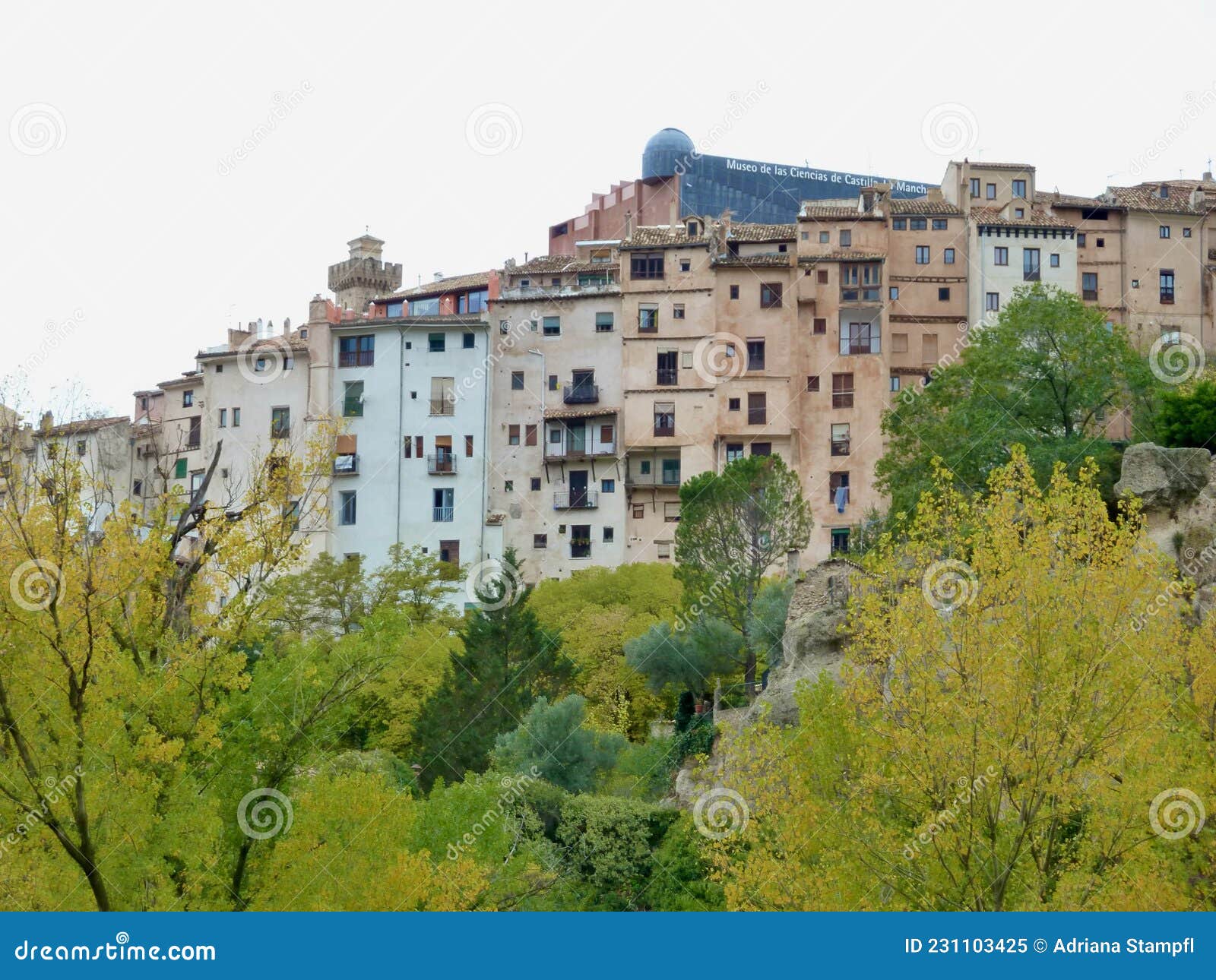 Casas Colgadas De Cuenca En Ciudad Medieval De Otoño, Situada En El Centro De 2 Barrancas, Patrimonio De La Humanidad De La Une Imagen de - Imagen de situado, edificio: 231103425