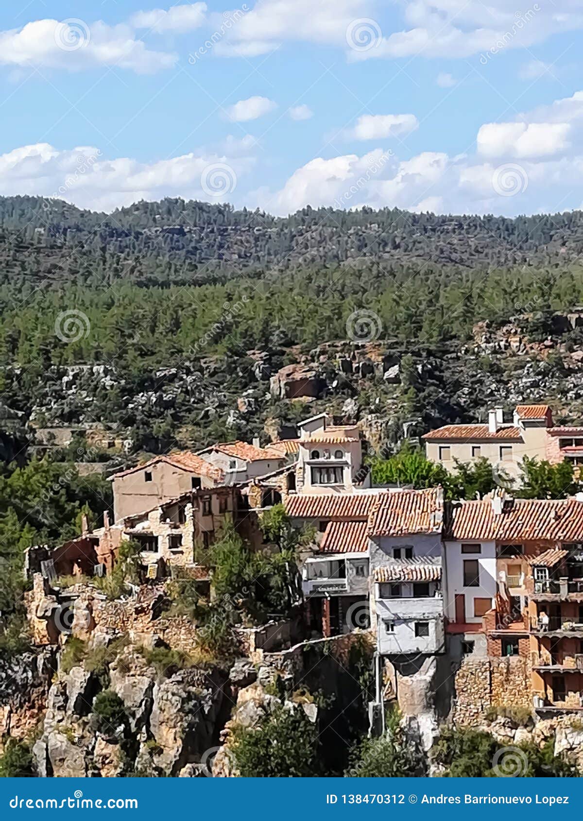 Colgantes Del Pueblo De Montaña De Fuente De La Reina Foto de archivo Imagen de antiguo, piedras: