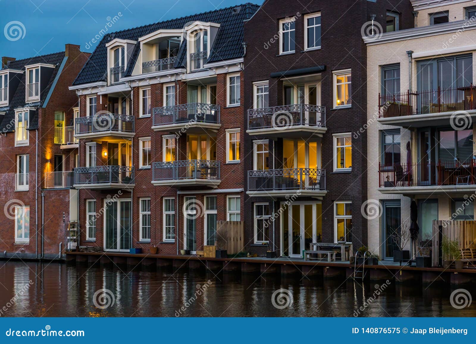 Casas Colgantes Hermosas Lujosas En El Canal, Arquitectura De La Ciudad Por La Noche, Guarida Rijn, Los Países Ba Imagen de archivo - Imagen de apartamento, vida: 140876575