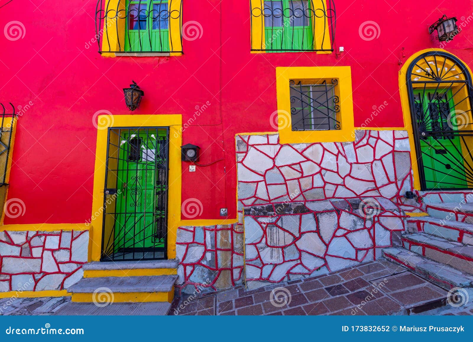 Casas Coloniales De Colores En El Casco Antiguo De Guanajuato. Calles  Coloridas Y Estrechas En La Ciudad De Guanajuato En México. Foto de archivo  - Imagen de casa, cultural: 173832652