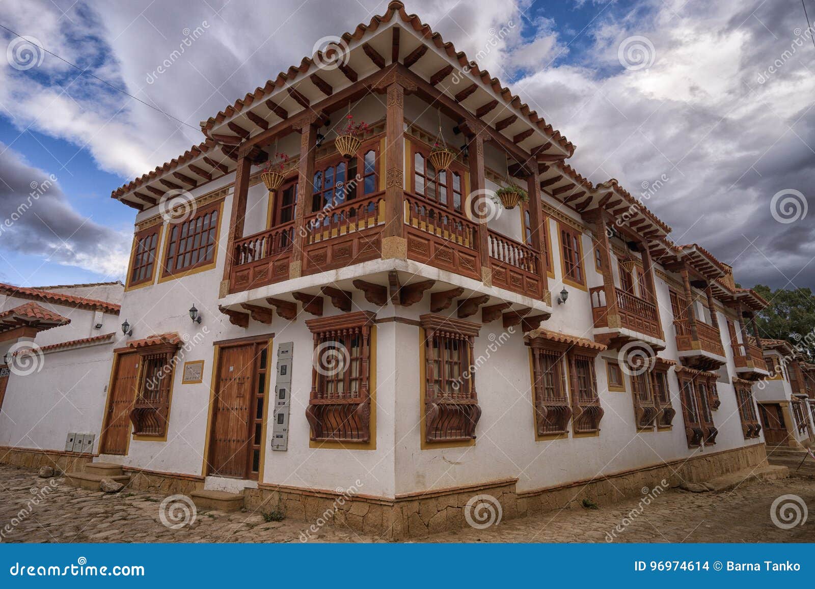 Casas Coloniales Del Estilo En Villa De Leyva Imagen de archivo editorial -  Imagen de edificio, andino: 96974614