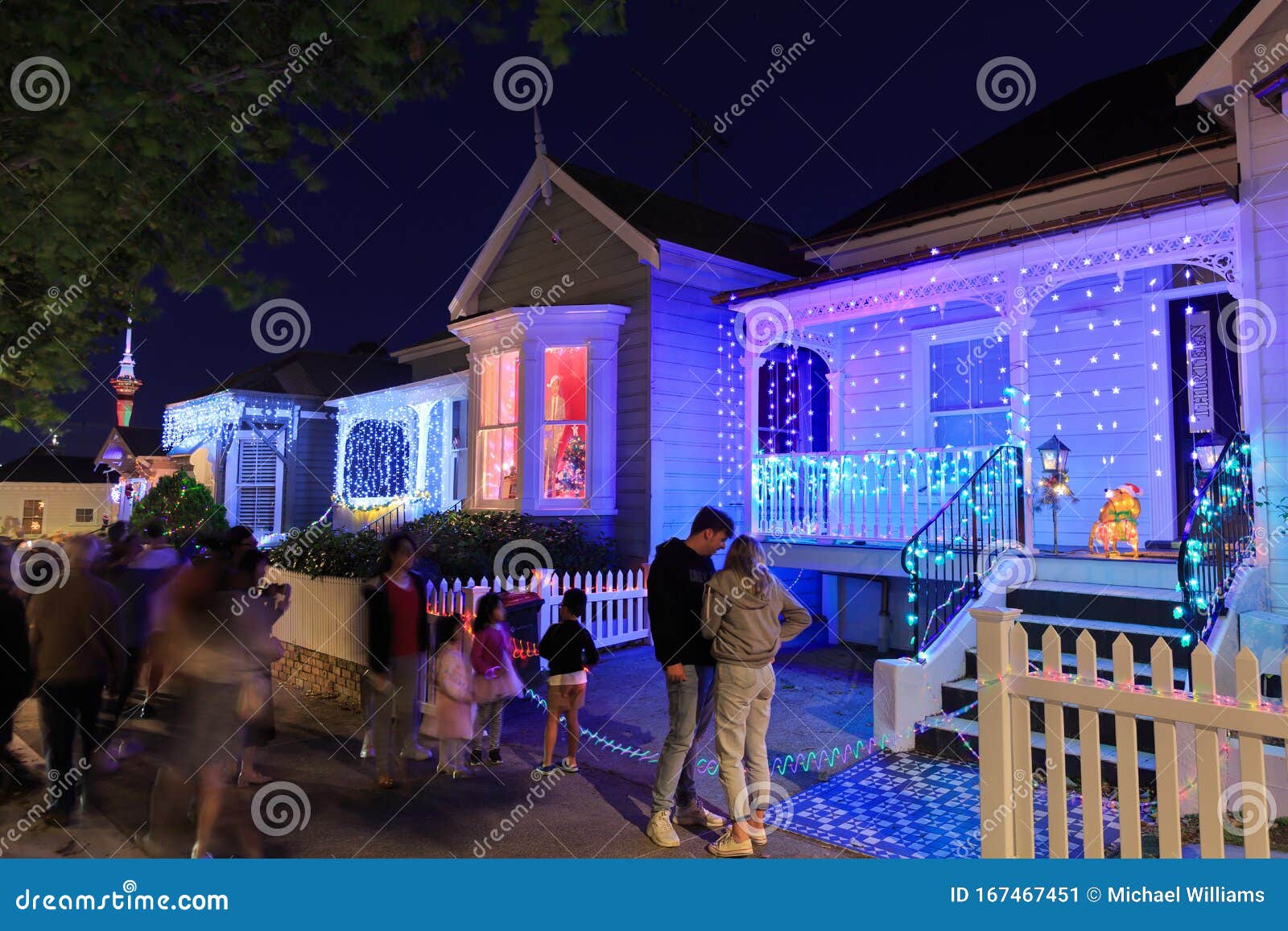 Casas Con Luces De Navidad, Franklin Road, Auckland, Nueva Zelanda Foto  editorial - Imagen de chalet, ciudad: 167467451