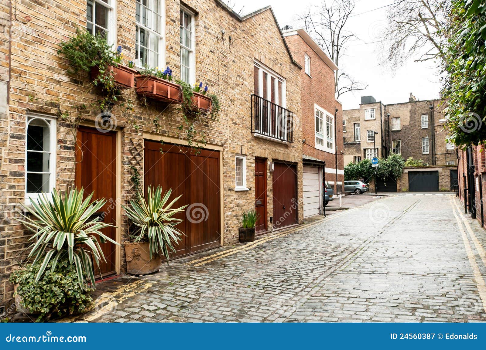 Casas da pista imagem de stock. Imagem de pequeno, casa 24560387