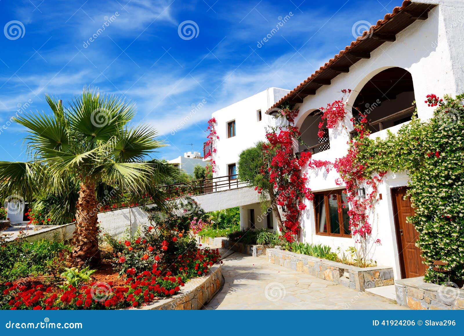 Casas De Campo Decoradas Com As Flores No Hotel De Luxo Foto de Stock -  Imagem de vila, bonito: 41924206