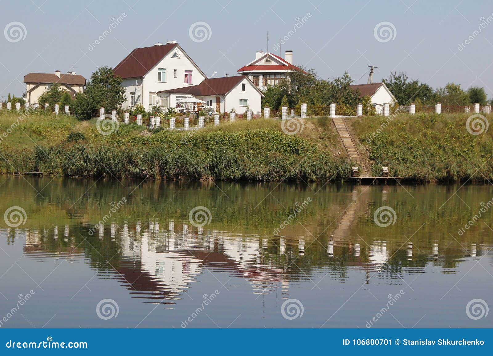 Casas De Campo En La Orilla Del Río Foto editorial - Imagen de ciudad,  hermoso: 106800701