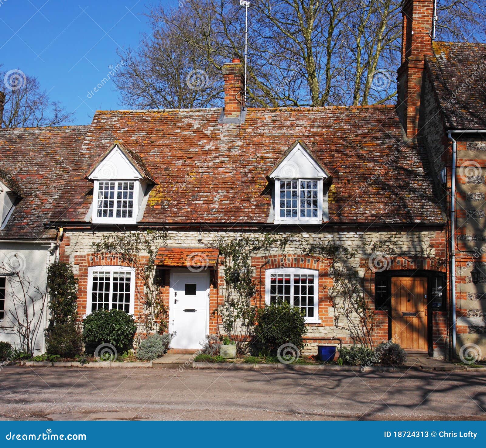 Casas De Campo Inglesas Da Vila De Tradional Imagem de Stock Imagem