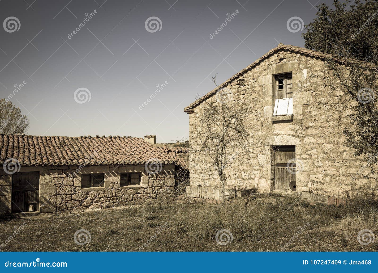 Casas De Campo Rústicas Antiguas Imagen de archivo - Imagen de seguridad,  campo: 107247409