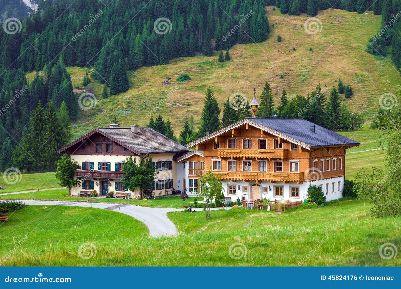 Dienten am HochkÃ¶nig, Áustria - 8 de agosto de 2013: Casas de convidados típicas bonitas da montanha em cumes austríacos, Áustria