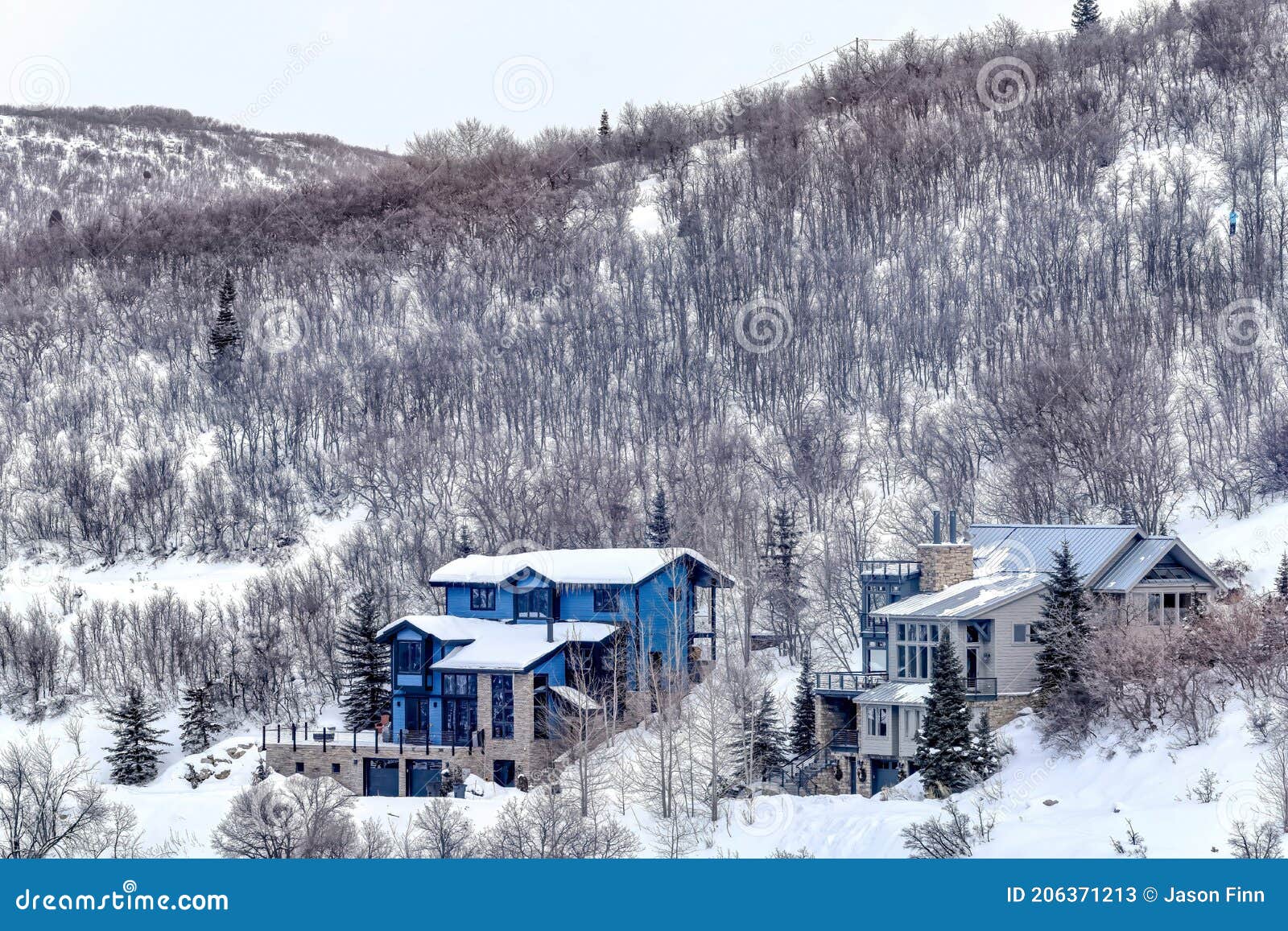 Casas De Lujo En El Terreno Cubierto De Nieve De Un Pueblo De Montaña En  Temporada De Invierno Imagen de archivo - Imagen de nieve, vecindad:  206371213