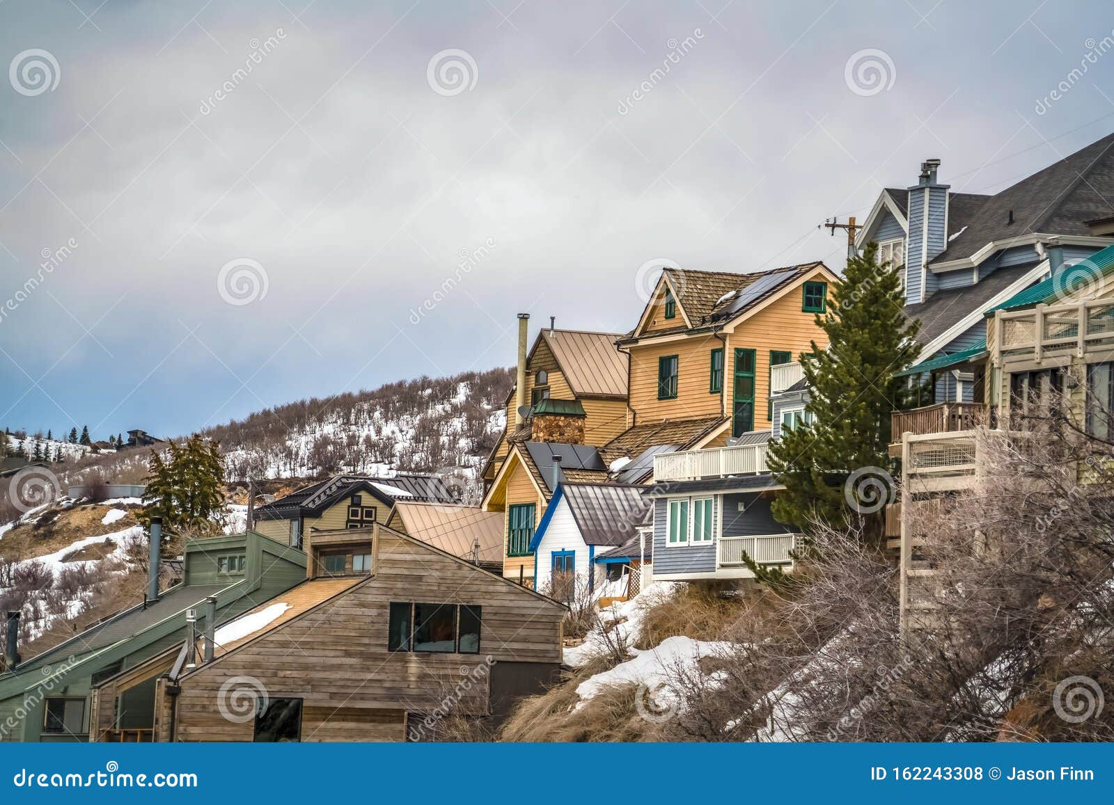 Casas De Lujo En Una Montaña Cubierta De Nieve Durante El Invierno En Park  City Utah Foto de archivo - Imagen de deshojado, nublado: 162243308