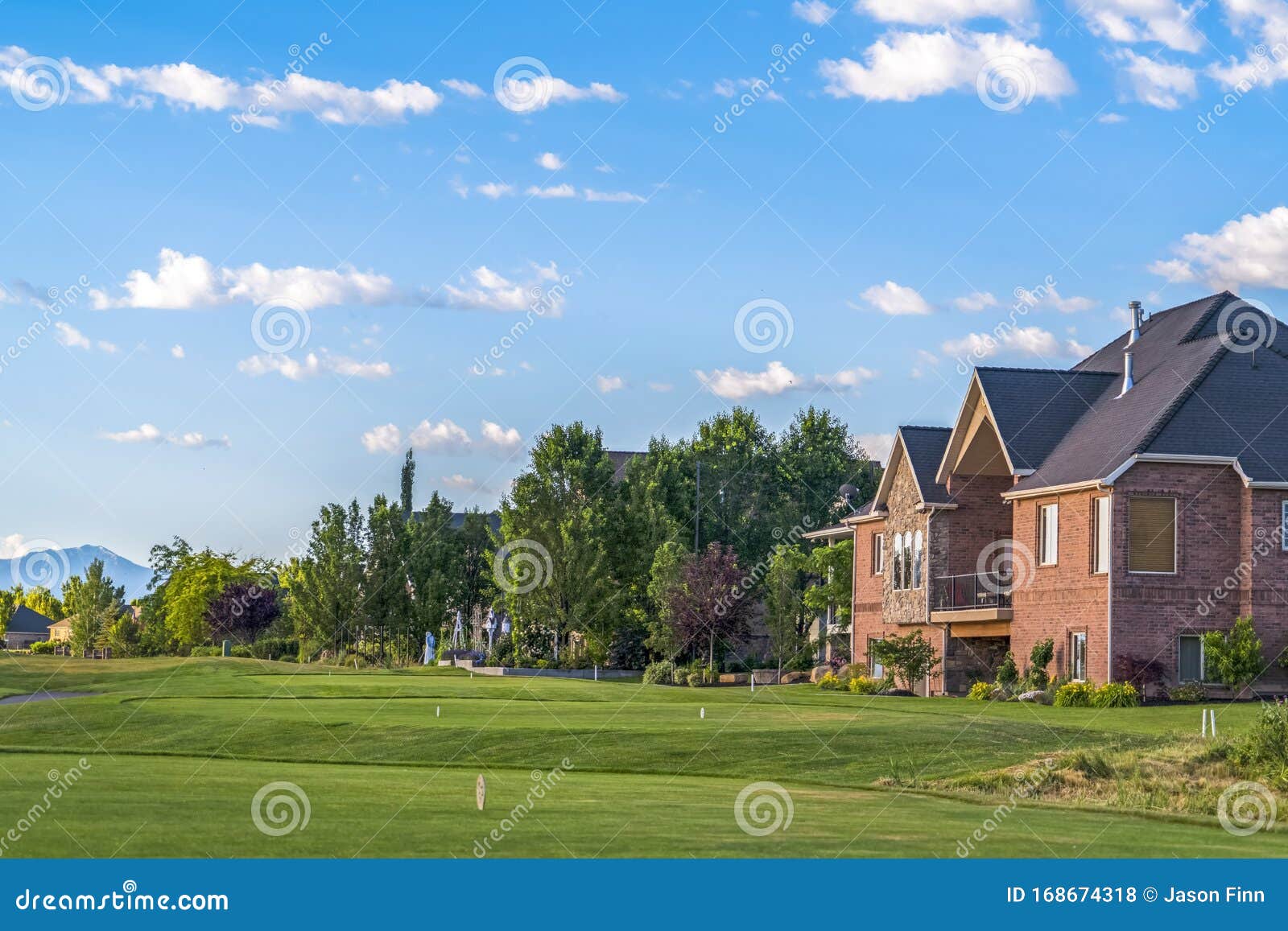 Casas De Lujo Y Campo De Golf Con Cielo Azul Y Montaña En El Fondo Foto de  archivo - Imagen de hierbas, deportes: 168674318