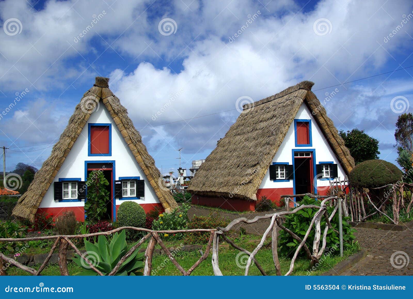 Casas de Madeira foto de stock. Imagem de exterior, portugal 5563504