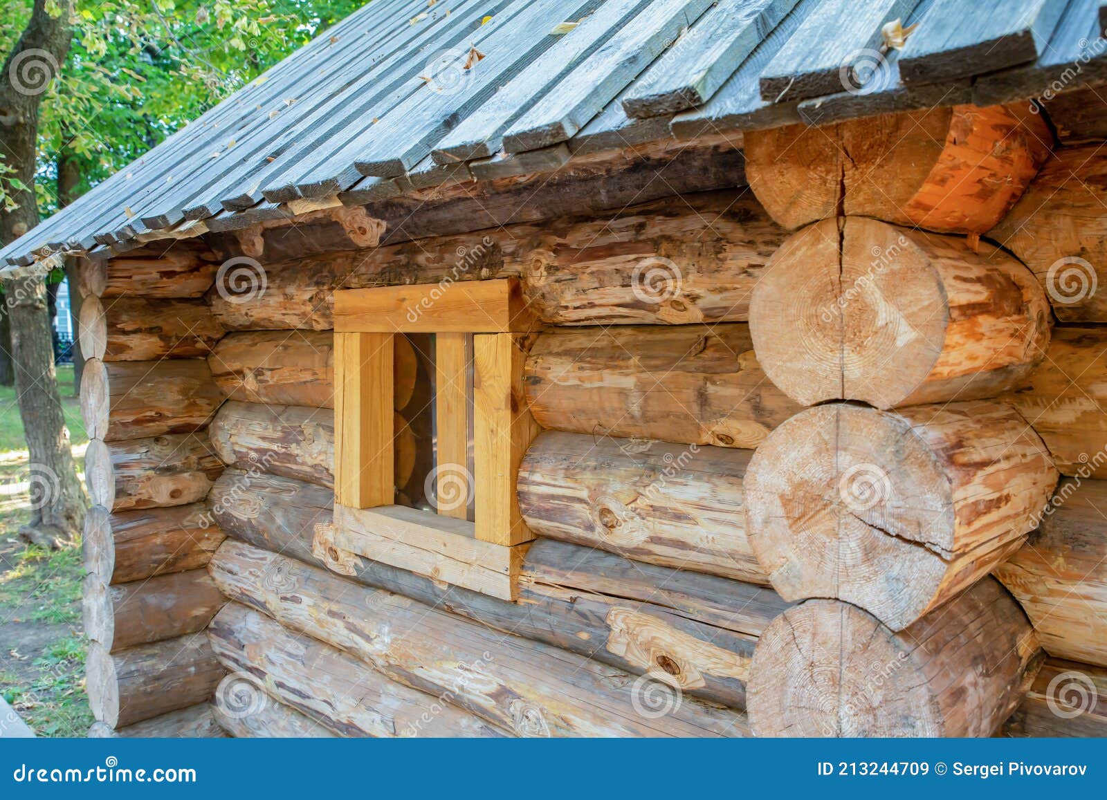 ventana en la casa vieja. casa de madera. choza rusa. ventana decorativa de  madera en una casa de troncos. arquitectura tradicional rusa. 14141294 Foto  de stock en Vecteezy