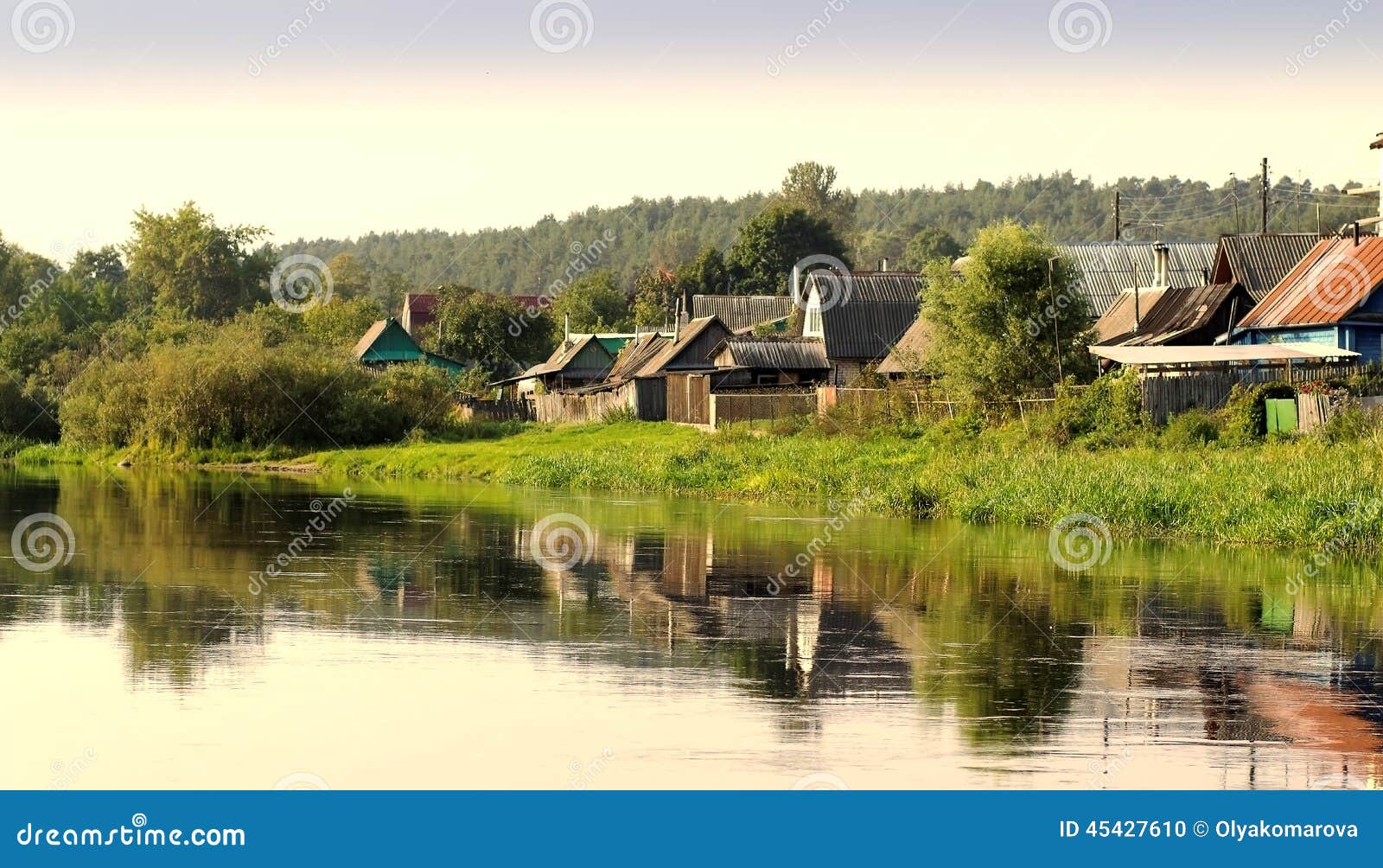 Casas Del Pueblo En La Orilla Del Río Foto de archivo - Imagen de verdes,  madera: 45427610