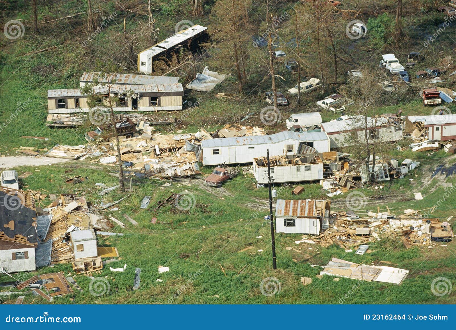 Casas Destruidas Por Tornado Foto de archivo Imagen de destruido