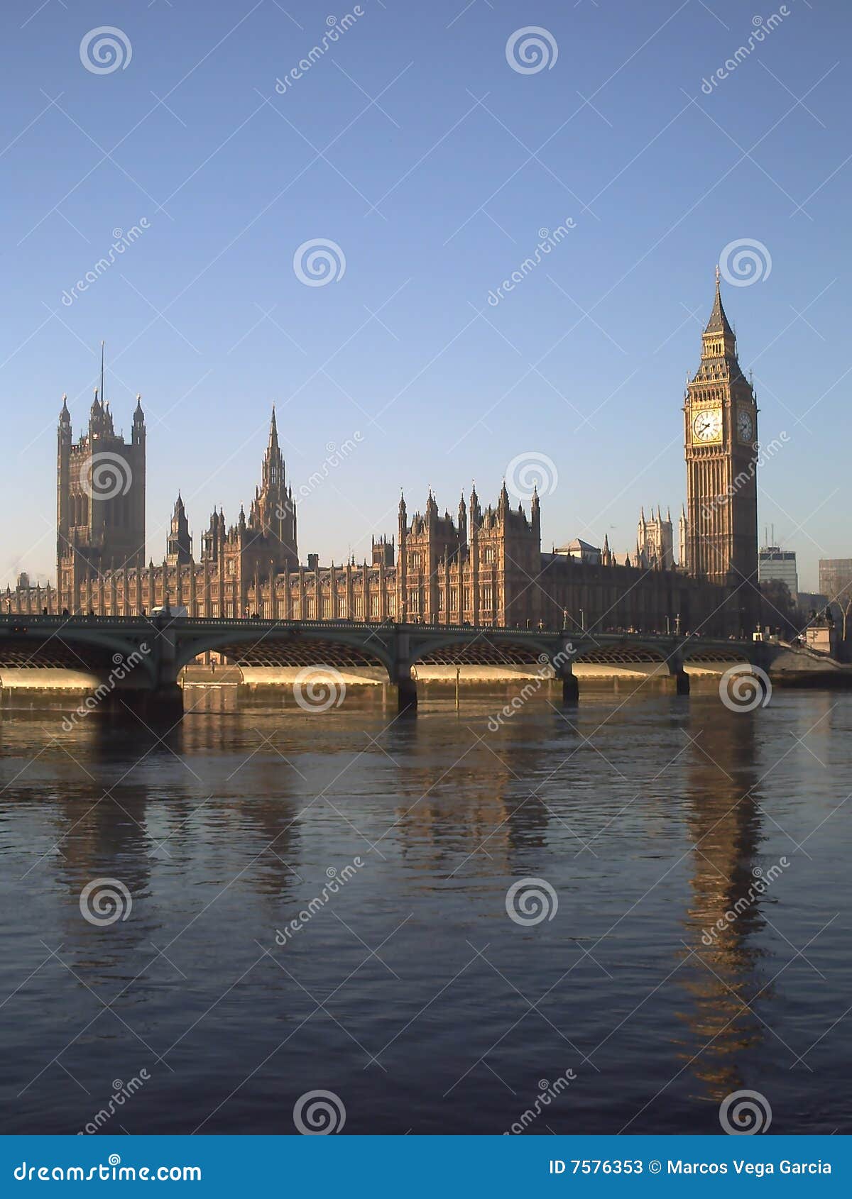 As casas do parlamento em Londres refletiram no rio Tamisa