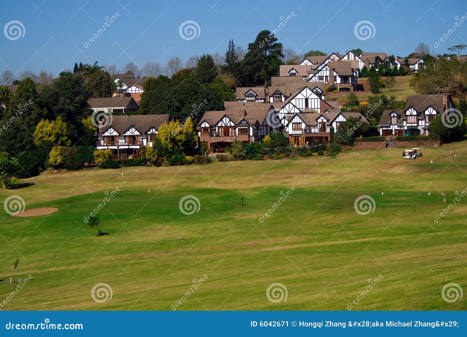 Casas en campo de golf imagen de archivo. Imagen de bosque - 6042671